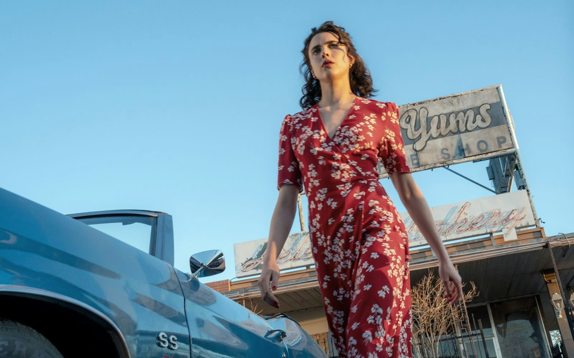 Margaret Qualley spielte 2024 bereits die Hauptrolle in Ethan Coens „Drive-Away Dolls“. Auch in „Honey Don't“ steht sie wieder im Fokus - diesmal als Privatdetektivin. (Bild: Karen Kuehn/2025 Focus Features)