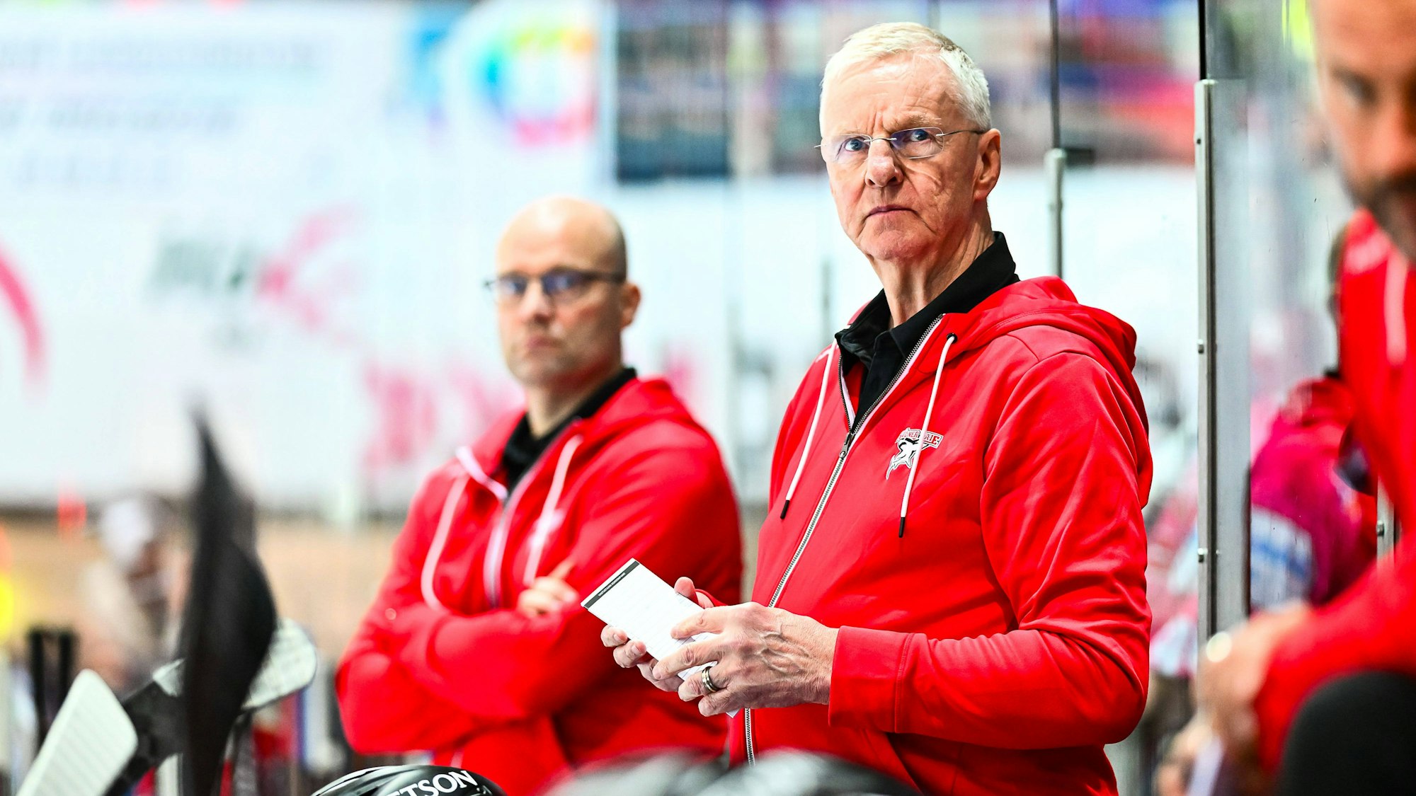 Kari Jalonen Cheftrainer, Headcoach, Koelner Haie, GER, Iserlohn Roosters vs. Kölner Haie, Eishockey, Gottfried Schultz NRW Cup, Finale, Spielzeit 2025/2026, 31.08.2025, GER, Iserlohn Roosters vs. Kölner Haie, Eishockey, Gottfried Schultz NRW Cup, Finale, Spielzeit 2025/2026, 31.08.2025 Iserlohn *** Kari Jalonen Head Coach, Head Coach, Koelner Haie , GER, Iserlohn Roosters vs Kölner Haie, Ice Hockey, Gottfried Schultz NRW Cup, Final, Season 2025 2026, 31 08 2025, GER, Iserlohn Roosters vs Kölner Haie, Ice Hockey, Gottfried Schultz NRW Cup, Final, Season 2025 2026, 31 08 2025 Iserlohn Copyright: xJonasxBrockmann/Eibner-Pressefotx EP_JBN