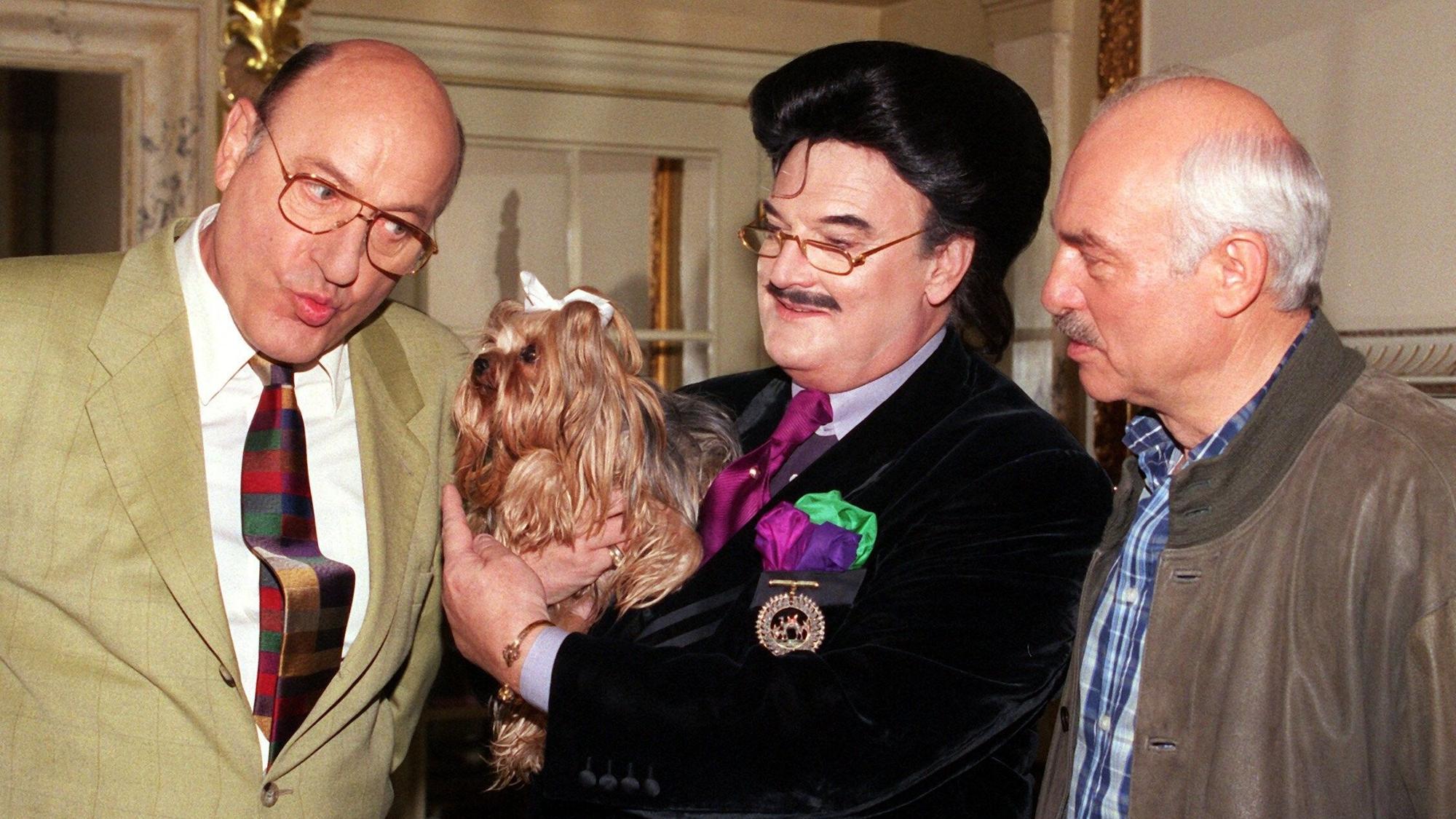 Manfred Krug scherzt bei einem Pressetermin mit Daisy.