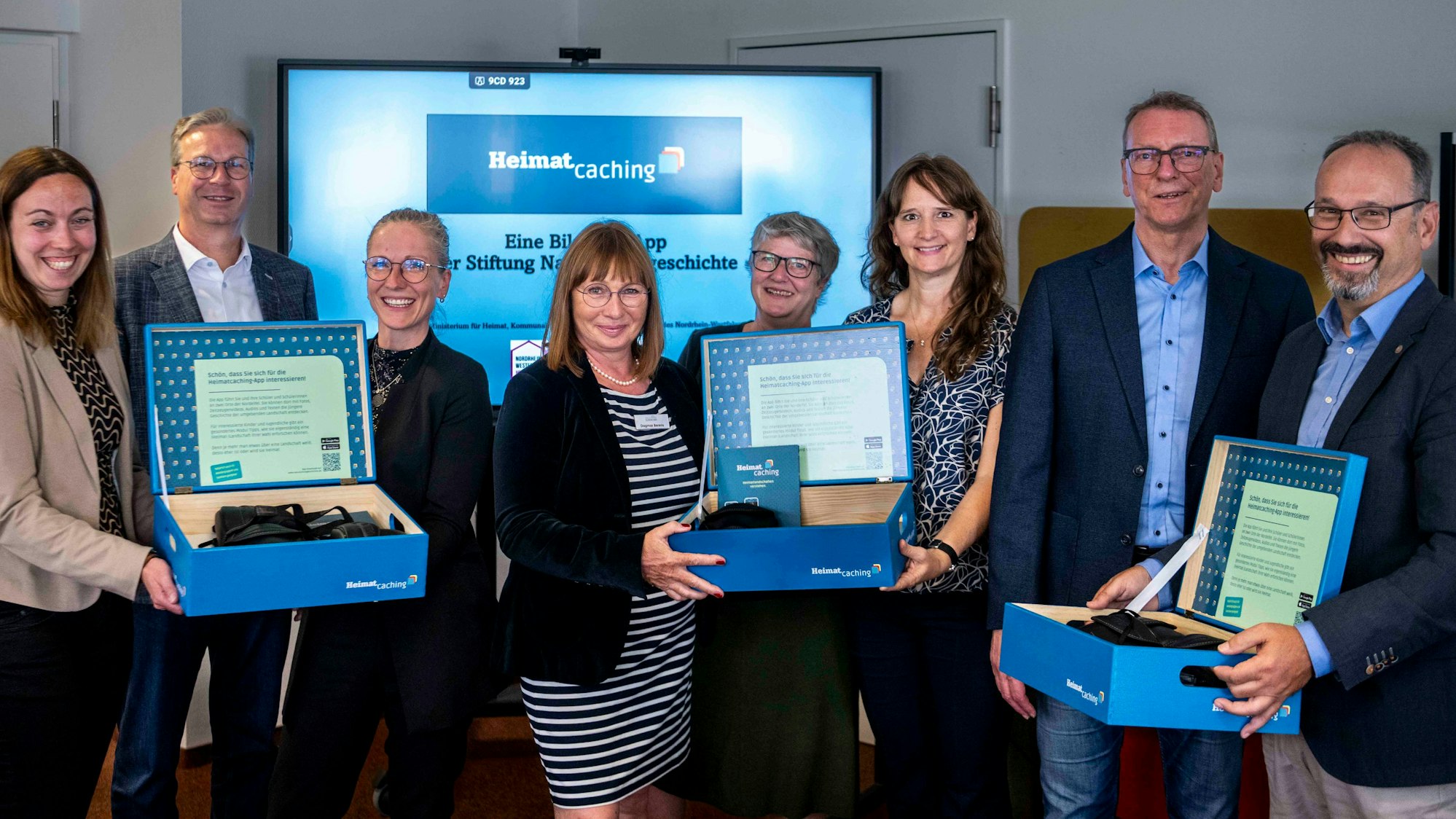 Das Bild zeigt die Empfänger der drei Schatzkisten im Medienzentrum des Kreises Euskirchen.