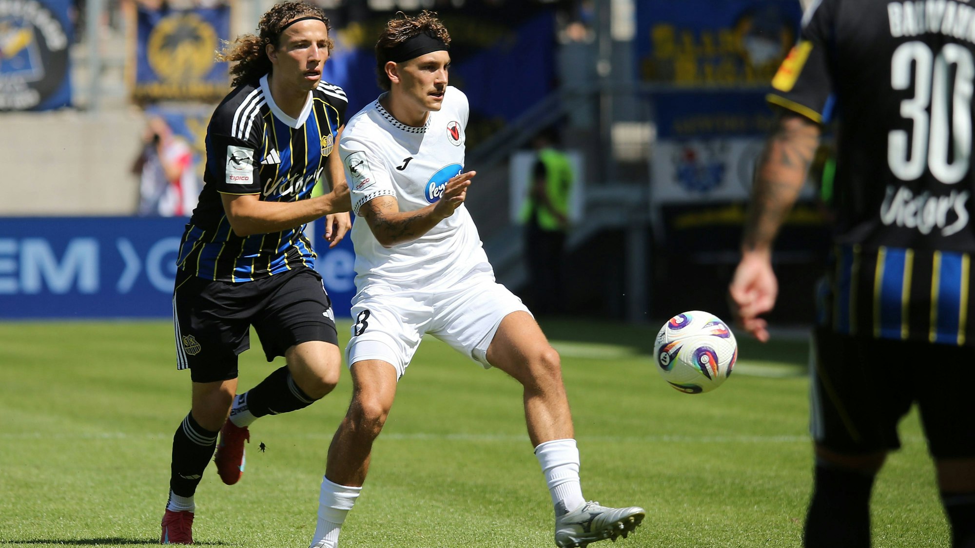 09.08.2025, xmohx, Fussball 3.Liga, 1.FC Saarbruecken - FC Viktoria Koeln v.l. Tim Civeja 1.FC Saarbruecken Florian Engelhardt Viktoria Köln Koeln Zweikampf, Aktion, action, battle for the ball DFL/DFB REGULATIONS PROHIBIT ANY USE OF PHOTOGRAPHS as IMAGE SEQUENCES and/or QUASI-VIDEO Saarbruecken *** 09 08 2025, xmohx, Fußball 3 Liga, 1 FC Saarbruecken FC Viktoria Koeln v l Tim Civeja 1 FC Saarbruecken Florian Engelhardt Viktoria Köln Koeln Zweikampf, Aktion, action, battle for the ball DFL DFB REGULATIONS PROHIBIT ANY USE OF PHOTOGRAPHS as IMAGE SEQUENCES and or QUASI VIDEO Saarbruecken