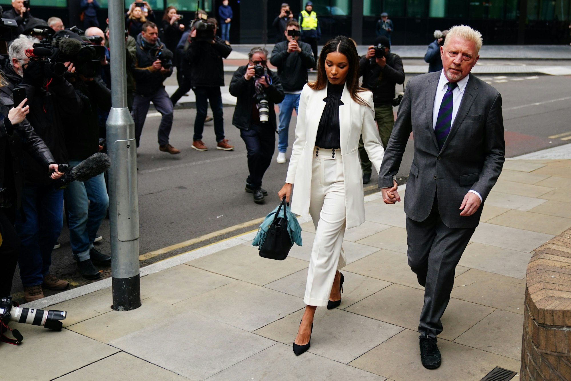 ARCHIV - 29.04.2022, Großbritannien, London: Boris Becker (r), ehemaliger Tennis-Profi aus Deutschland, kommt gemeinsam mit seiner Lebensgefährtin Lilian de Carvalho Monteiro zur Strafmaßverkündung in seinem Insolvenzverfahren am Southwark Crown Court an.