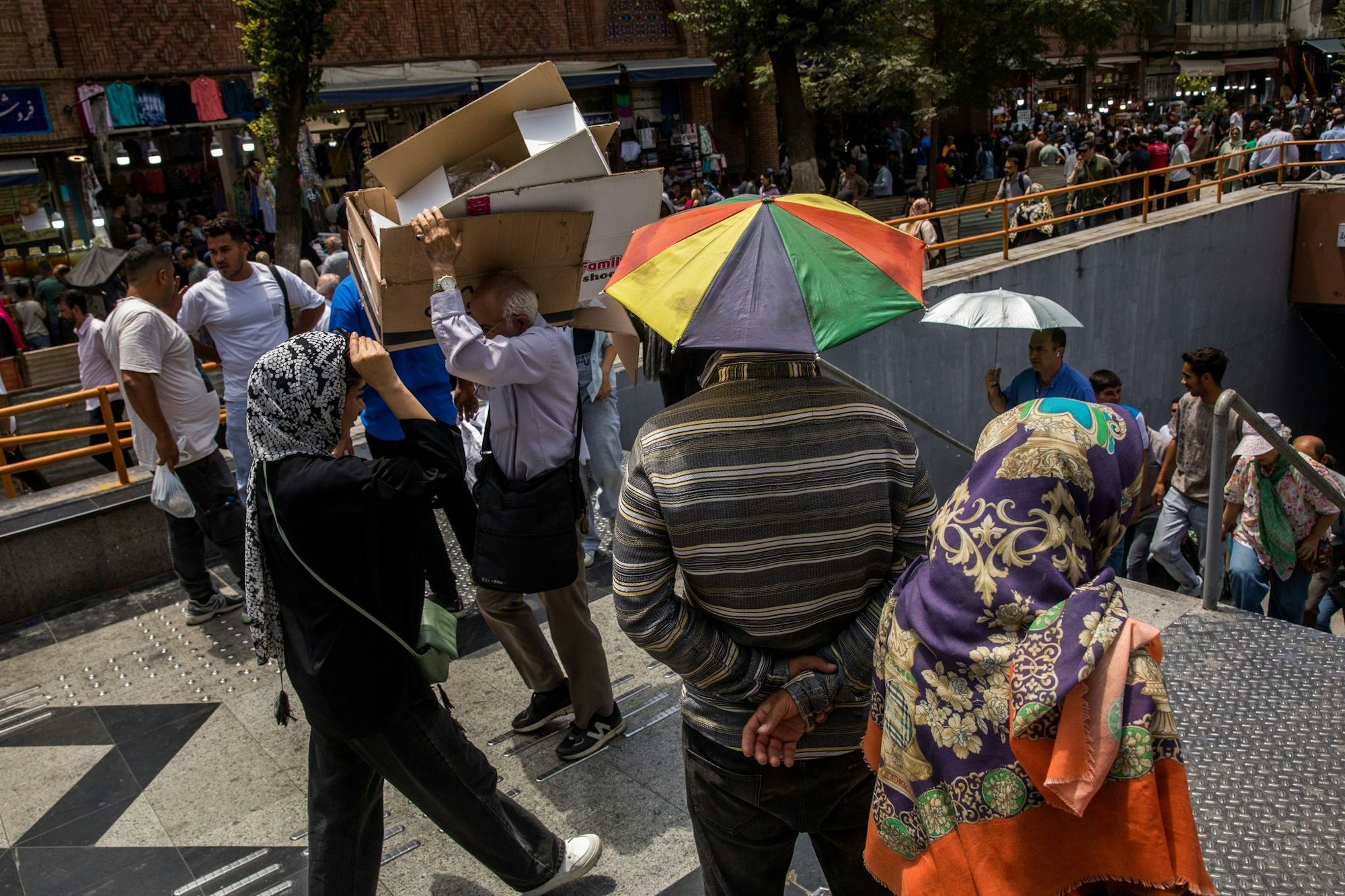 Unter der Sommerhitze suchen Menschen in der iranischen Hauptstadt nach Schatten. (Archivbild)