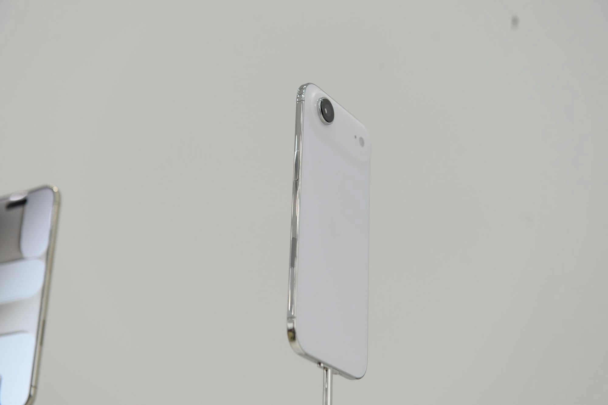 Fast die ganze Technik steckt beim iPhone Air im Kamerabuckel. So bleibt mehr Platz für die Batterie.