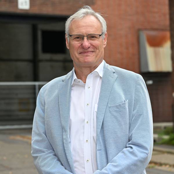 SPD-Landratskandidat Robert Gordon Winkels steht auf dem früherem Zanders-Areal.