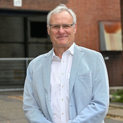 SPD-Landratskandidat Robert Gordon Winkels steht auf dem früherem Zanders-Areal.