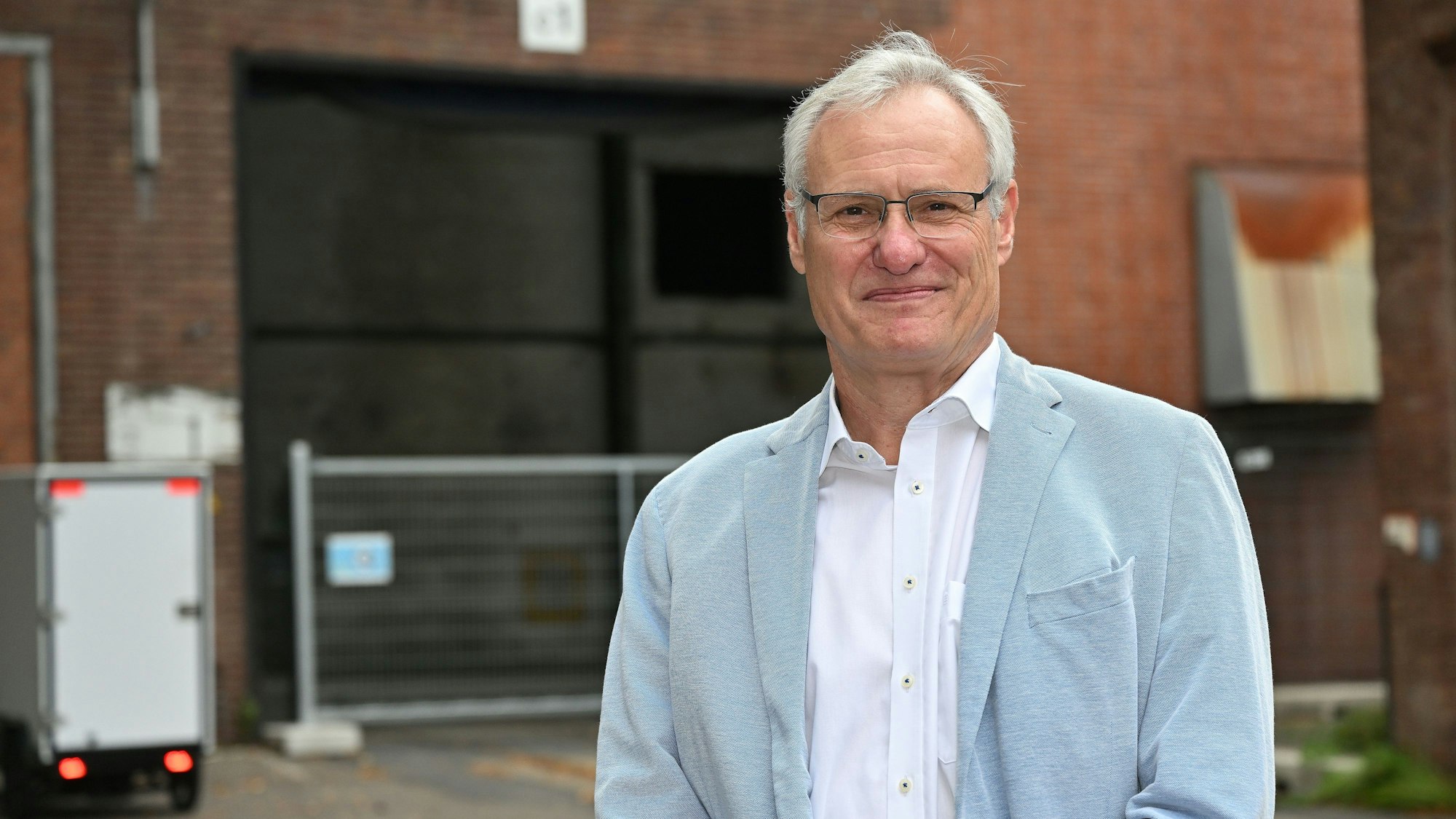 SPD-Landratskandidat Robert Gordon Winkels steht auf dem früherem Zanders-Areal.