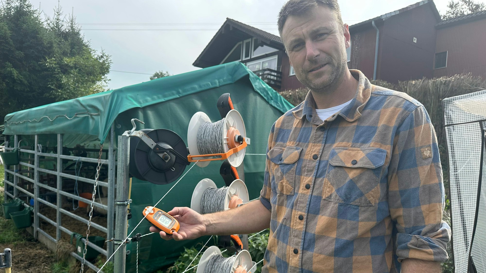 Martin Coenen ist Hobbyzüchter für Schafe, eines seiner Tiere wurde nun gerissen. Der Schutzzaun hatte die nötige Spannung.