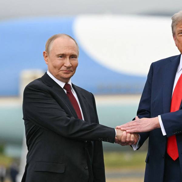 US-Präsident Donald Trump (r.) zusammen mit Kremlchef Wladimir Putin beim Treffen Mitte August in Alaska. (Archivbild)