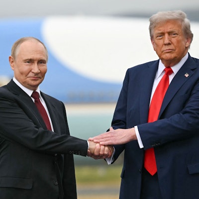 US-Präsident Donald Trump (r.) zusammen mit Kremlchef Wladimir Putin beim Treffen Mitte August in Alaska. (Archivbild)