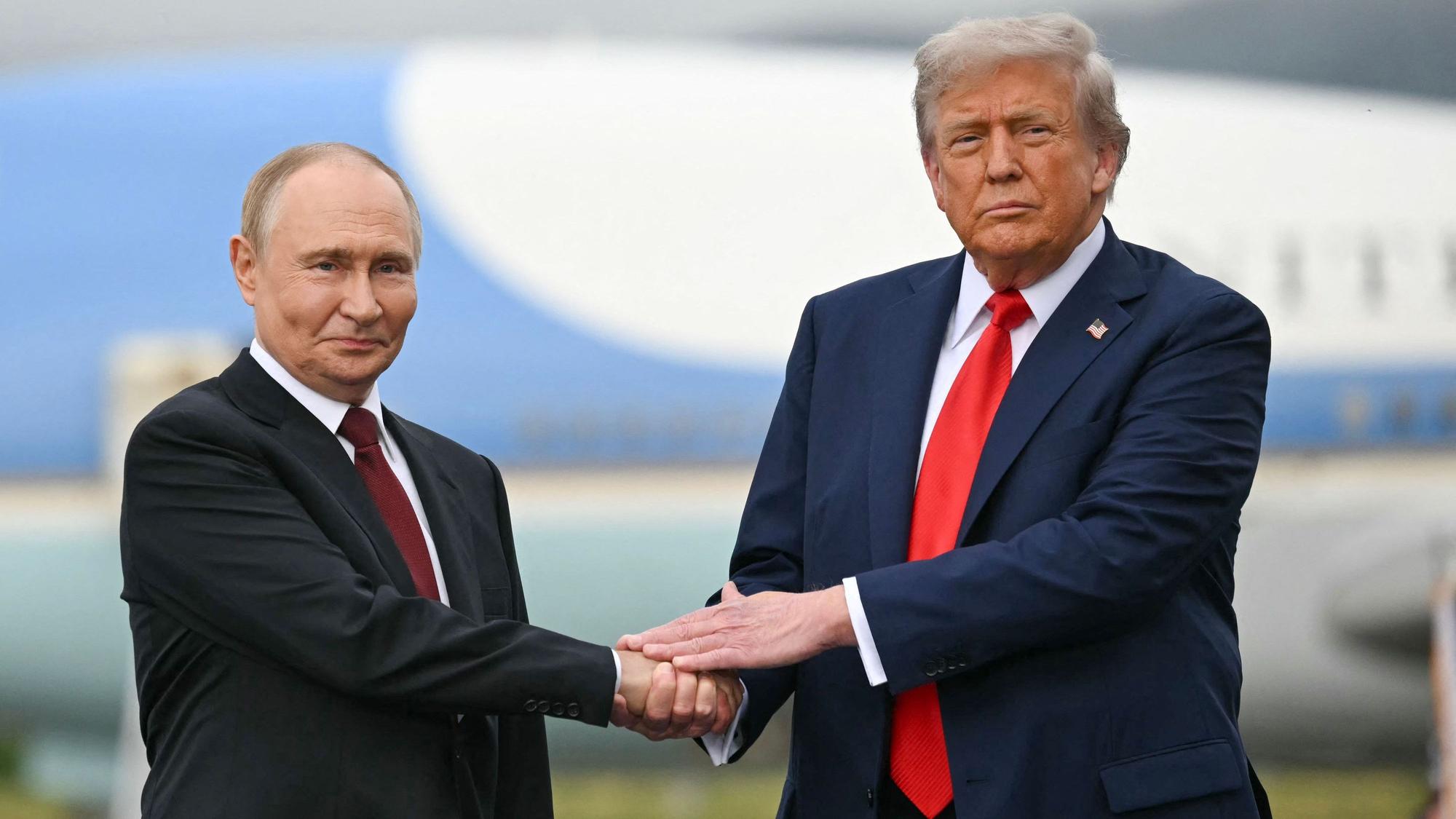 US-Präsident Donald Trump (r.) zusammen mit Kremlchef Wladimir Putin beim Treffen Mitte August in Alaska. (Archivbild)