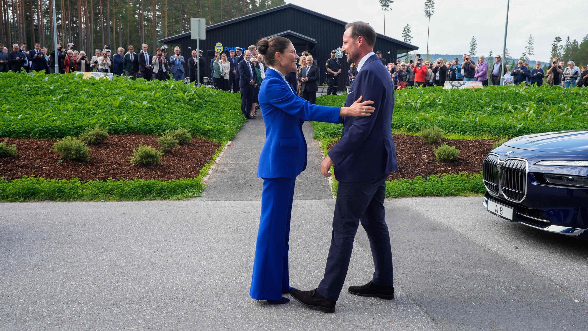 Kronprinzessin Victoria begrüßt Kronprinz Haakon bei der Einweihung der Polizeistation in Magnor.