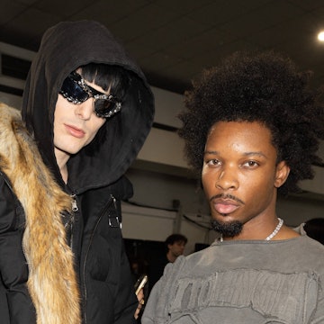 Aime Simone und D4vd posieren nebeneinander.