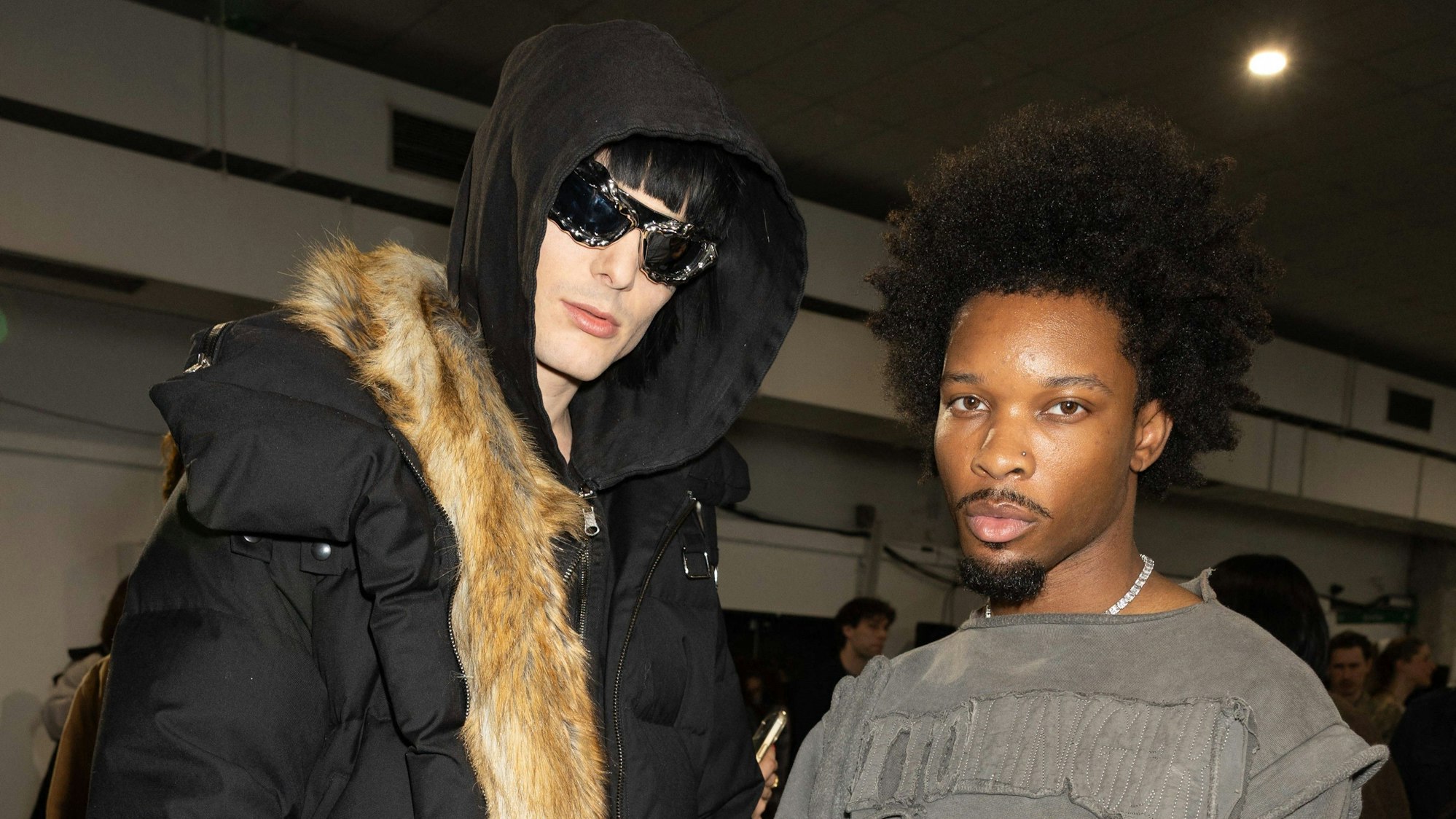 Der norwegische Musiker Aime Simone und D4vd posieren.