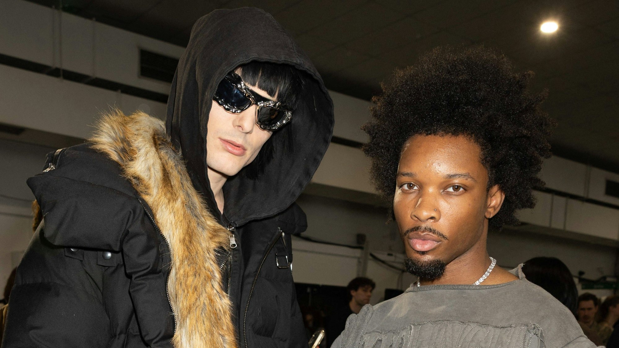 Aime Simone und D4vd posieren nebeneinander.