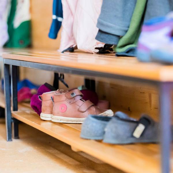 Das Schuhregal in einer Kita.