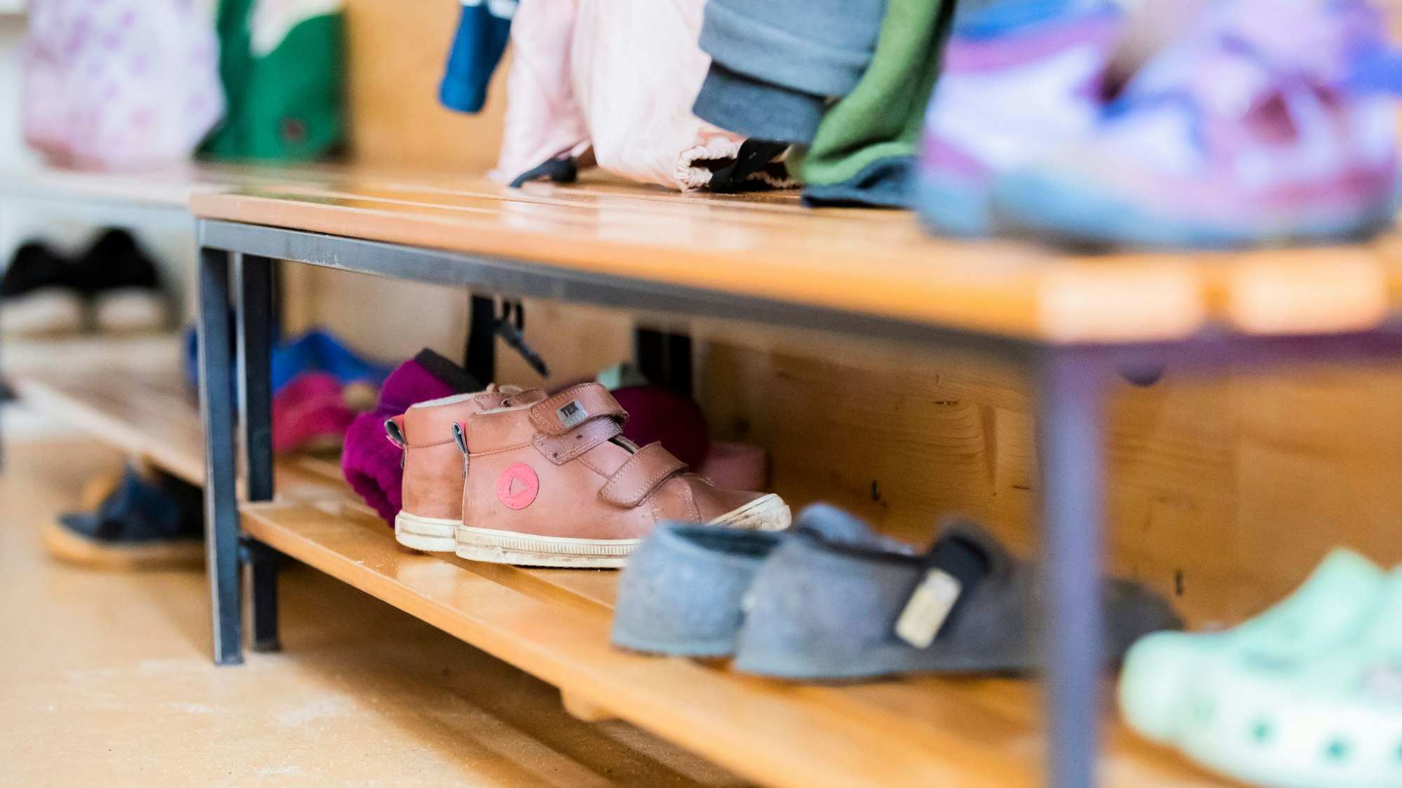 Das Schuhregal in einer Kita.