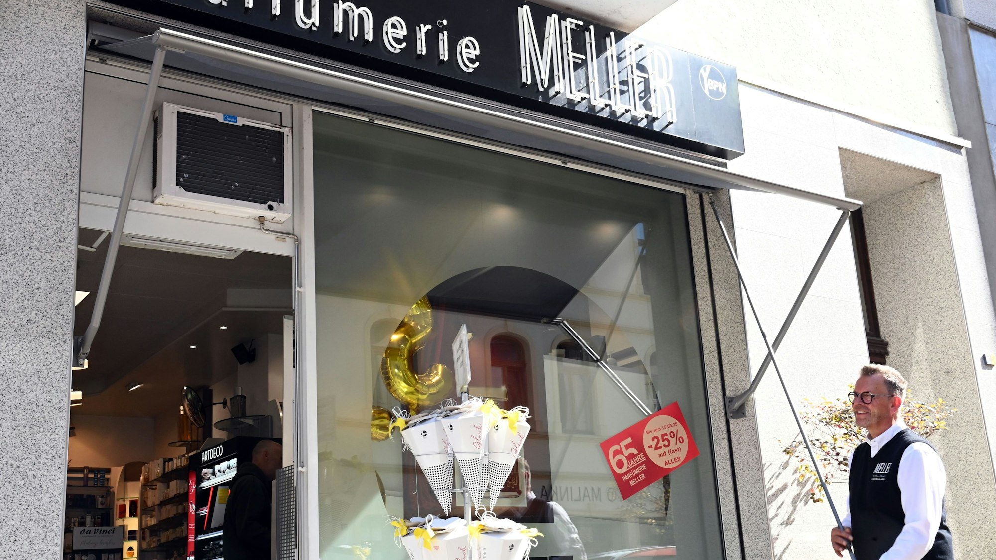 10.09.2025 Köln. Die Parfümerie Meller besteht seit 65 Jahren. Vater Heinz-Josef Meller und Tochter Chantal im Laden in der Landmannstraße. Foto: Alexander Schwaiger