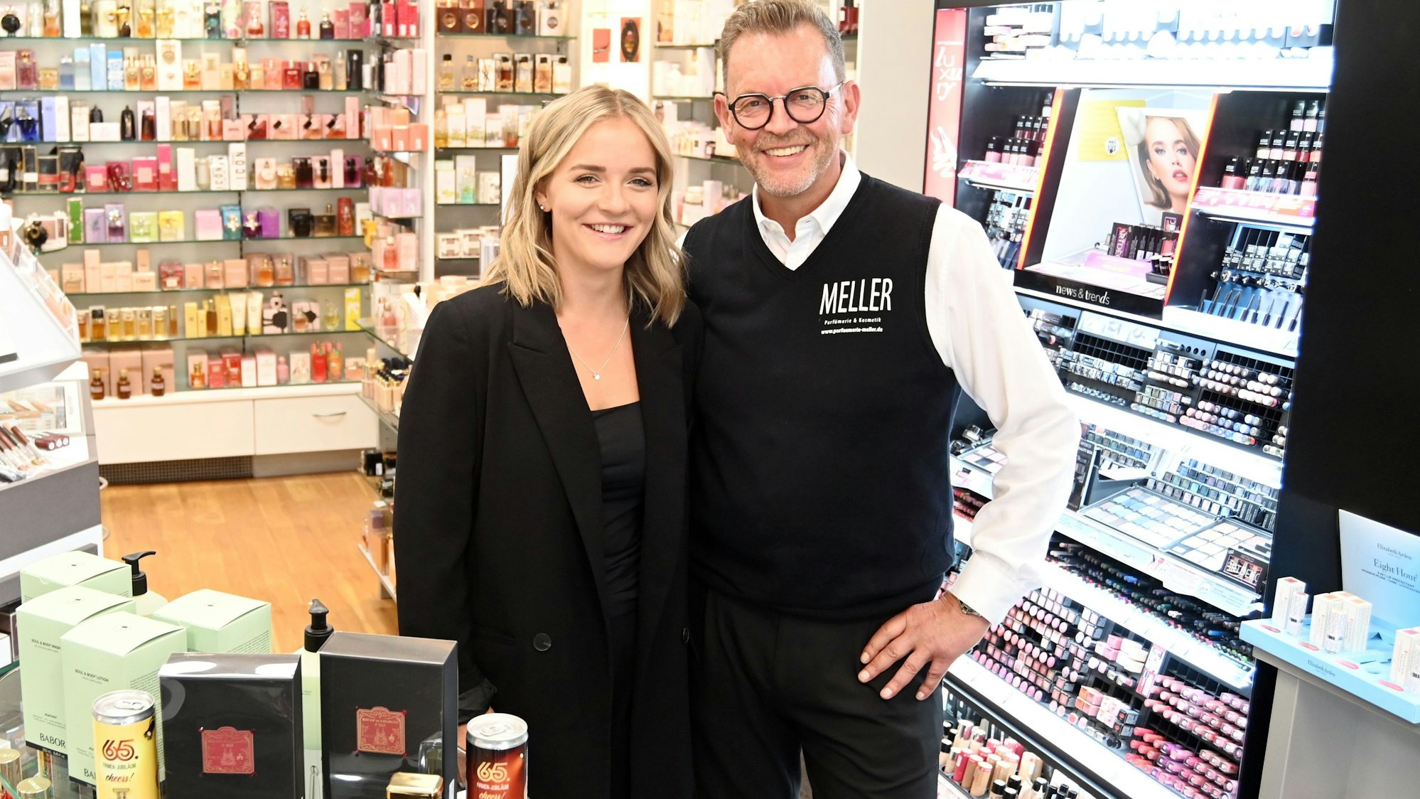 10.09.2025 Köln. Die Parfümerie Meller besteht seit 65 Jahren. Vater Heinz-Josef Meller und Tochter Chantal im Laden in der Landmannstraße. Foto: Alexander Schwaiger