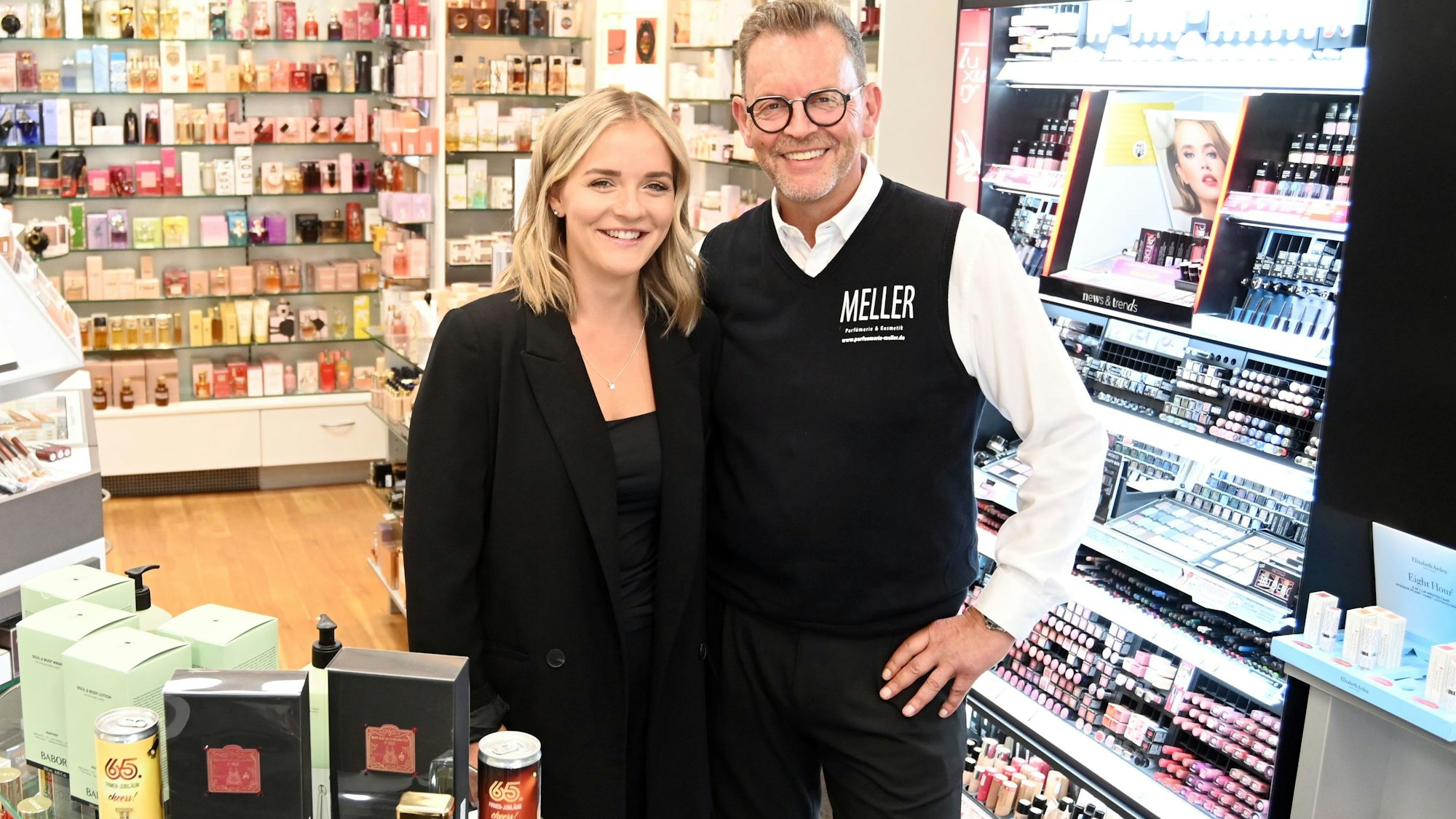 10.09.2025 Köln. Die Parfümerie Meller besteht seit 65 Jahren. Vater Heinz-Josef Meller und Tochter Chantal im Laden in der Landmannstraße. Foto: Alexander Schwaiger