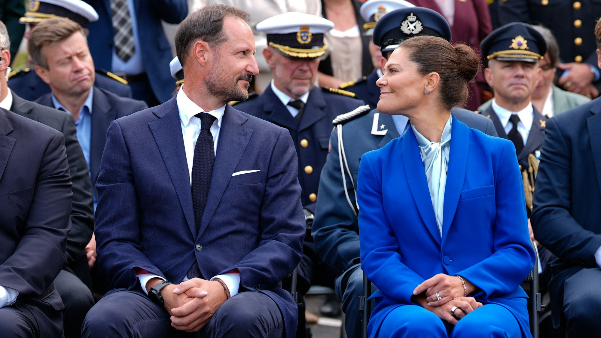 Kronprinz Haakon von Norwegen und Kronprinzessin Victoria von Schweden warfen sich beim gemeinsamen Auftritt in Magnor freundliche Blicke zu. Anlass war die Einweihung einer neuen Polizeistation an der norwegisch-schwedischen Grenze.