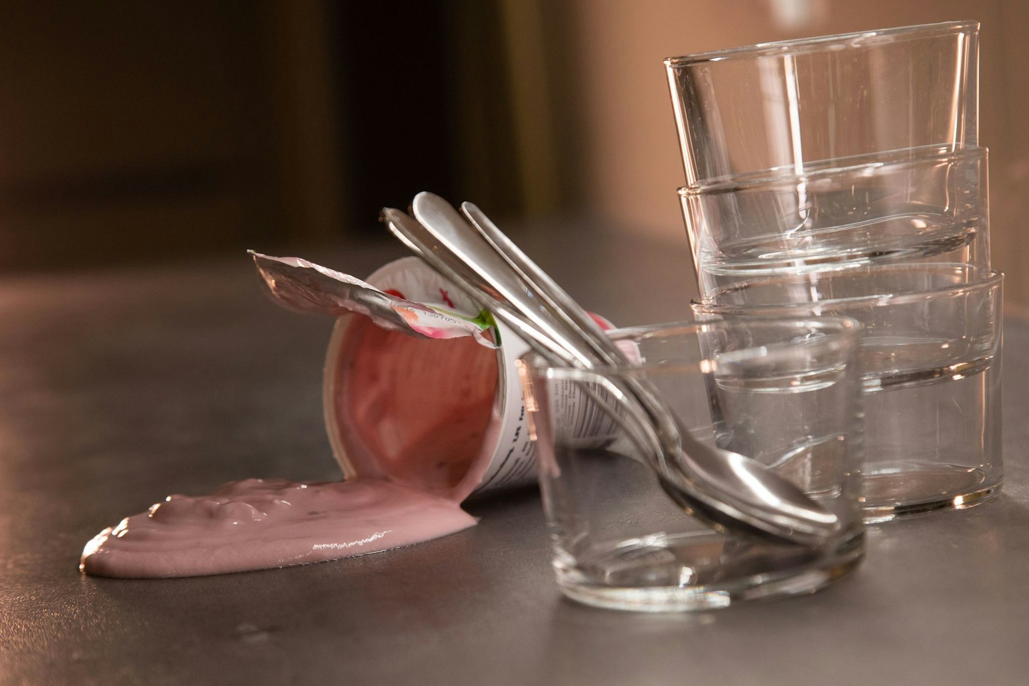 Wie lassen sich pastöse Lebensmittel wie Joghurt von glatten Oberflächen restlos entfernen?