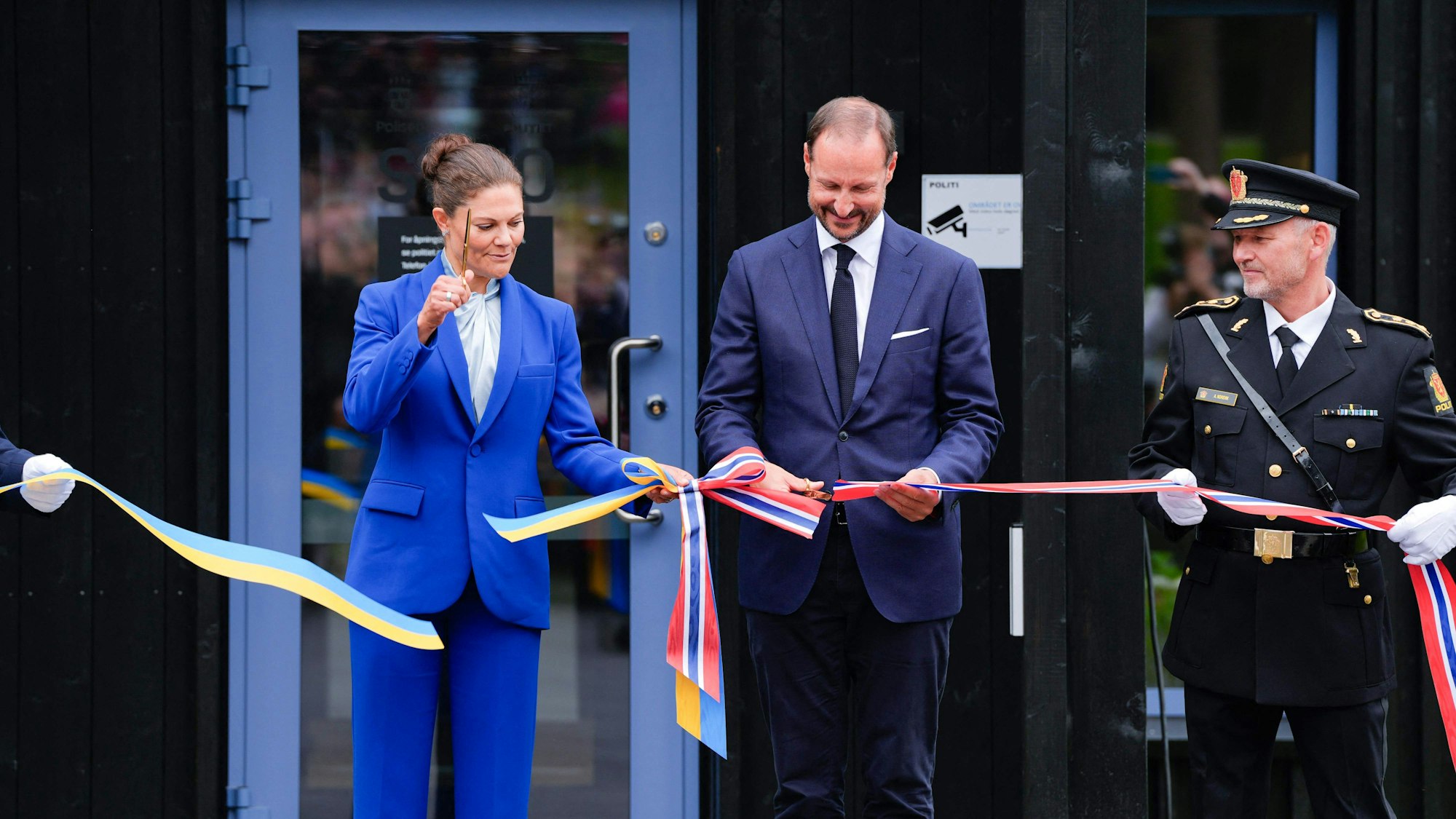 Kronprinzessin Victoria und Kronprinz Haakon posieren für die Fotografen.