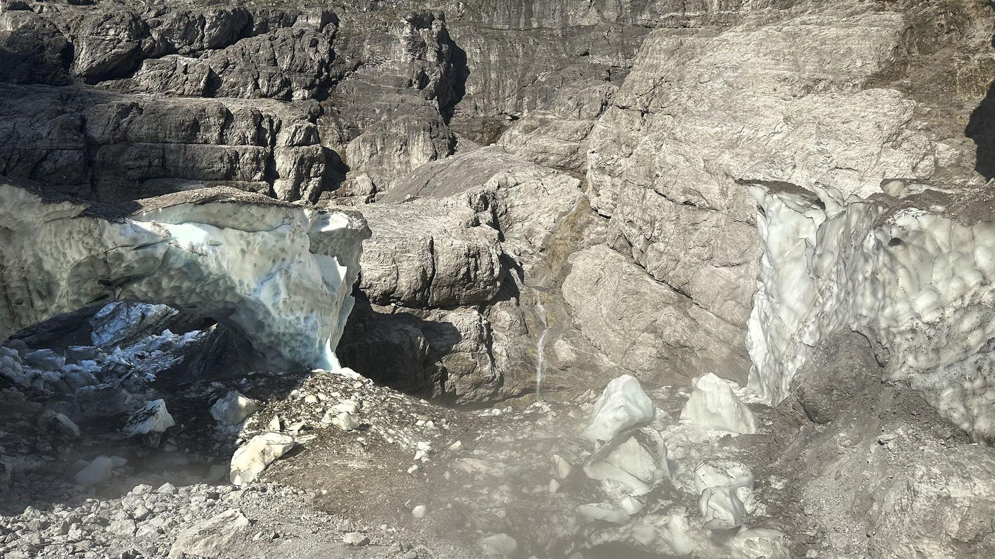 Dieses von der Nationalparkverwaltung Berchtesgaden zur Verfügung gestellte Bild zeigt die sogenannte Eiskapelle am Watzmann nach ihrem Einsturz.