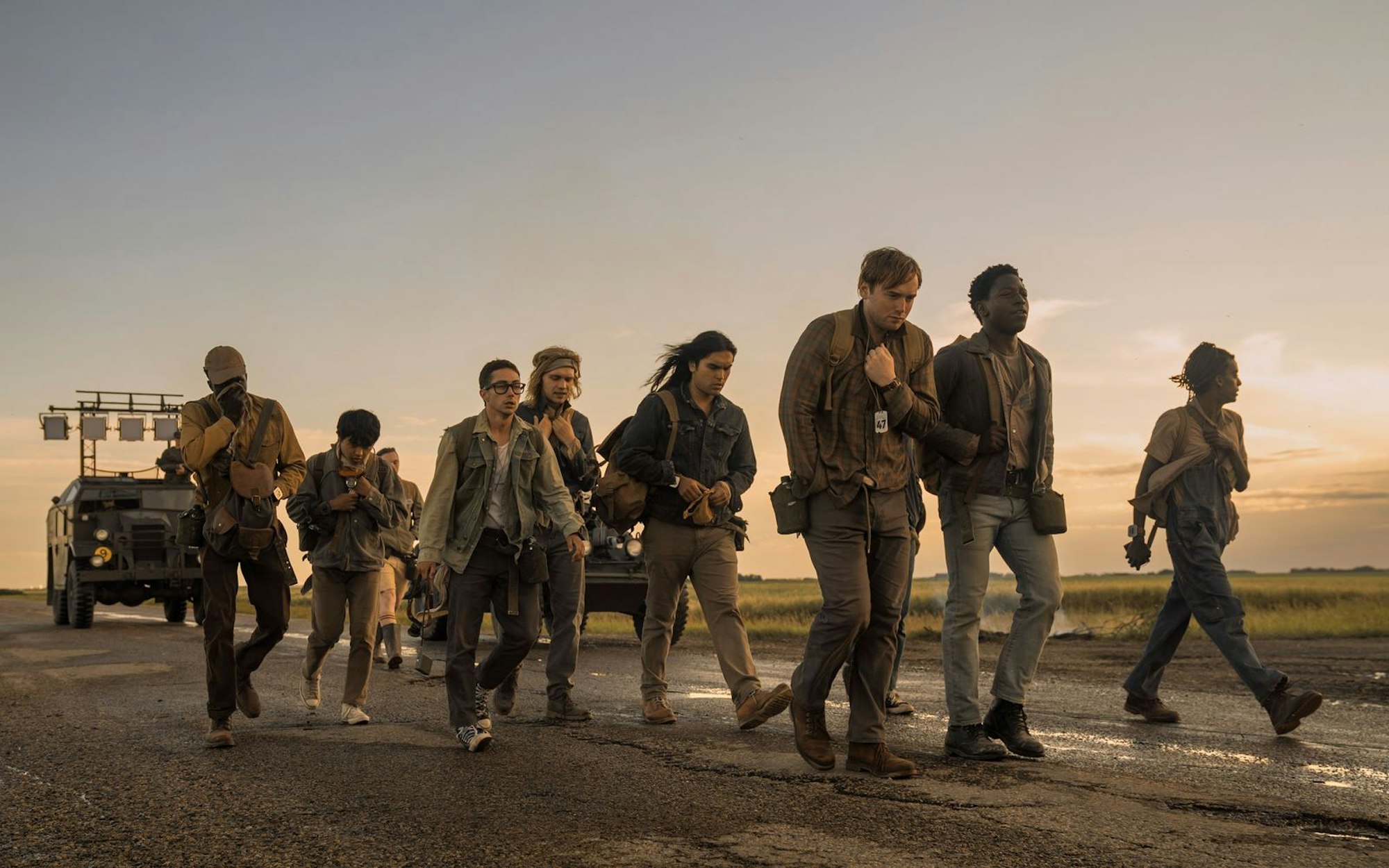 Eskortiert von Soldaten müssen die Teenager in „The Long Walk“ laufen, bis sie nicht mehr können. Wer vorzeitig schlapp macht, wird erschossen. (Bild: Murray Close/2025 Lionsgate)