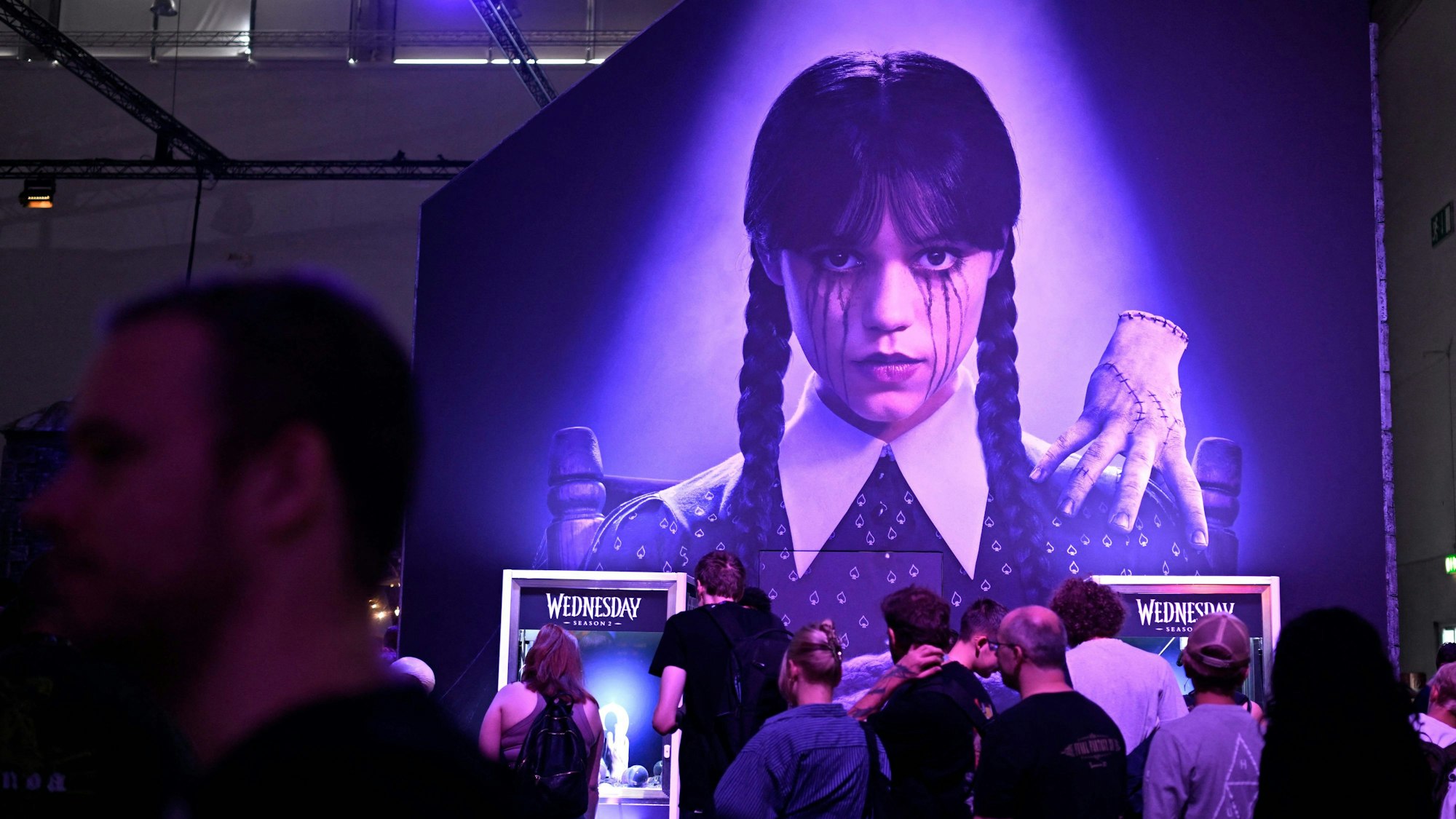 Werbung für die Netflix-Serie „Wednesday“ bei der Gamescom in Köln.