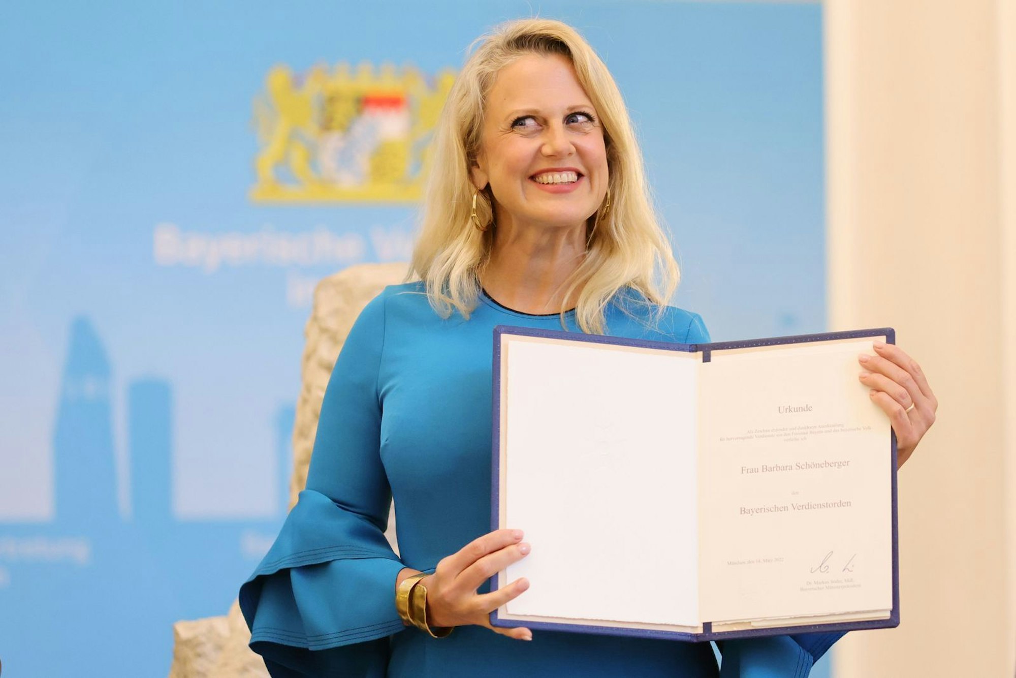 Für ihr ehrenamtliches Engagement erhielt Barbara Schöneberger 2015 das Bundesverdienstkreuz und 2023 den Bayerischen Verdienstorden. (Bild: 2023 Getty Images/Andreas Rentz)