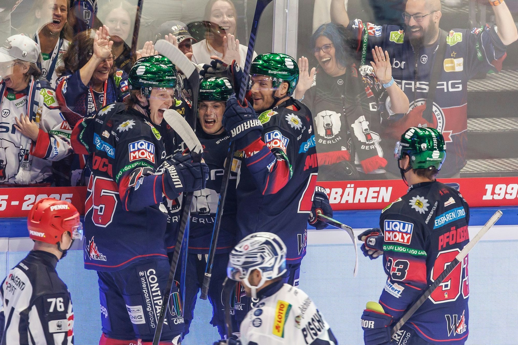 Meister Eisbären Berlin mit Ty Ronning (2.v.l) unterstrich seine Ausnahmestellung zum DEL-Auftakt gegen Dresden.