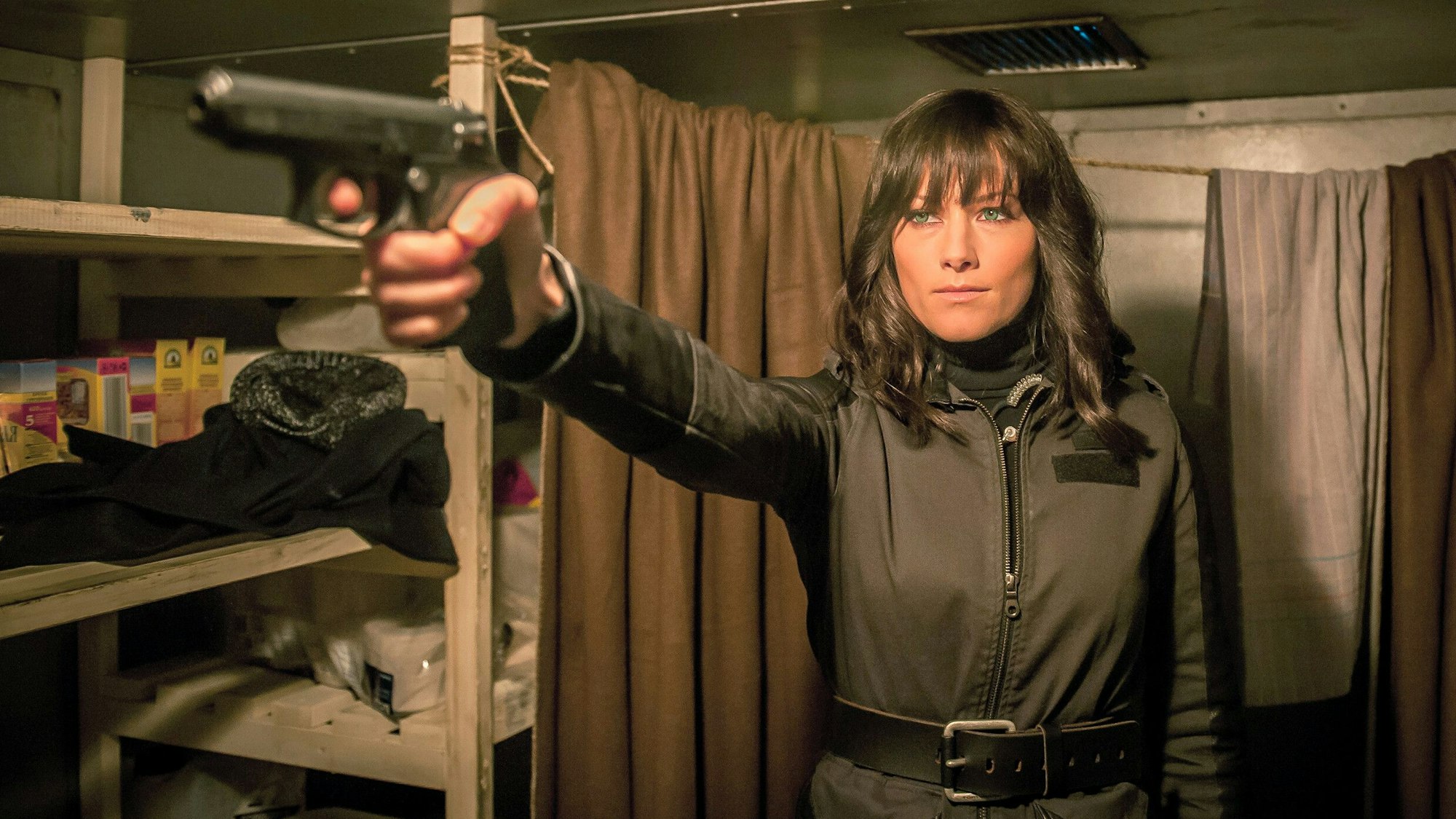 Helene Fischer als Leyla mit Waffe.