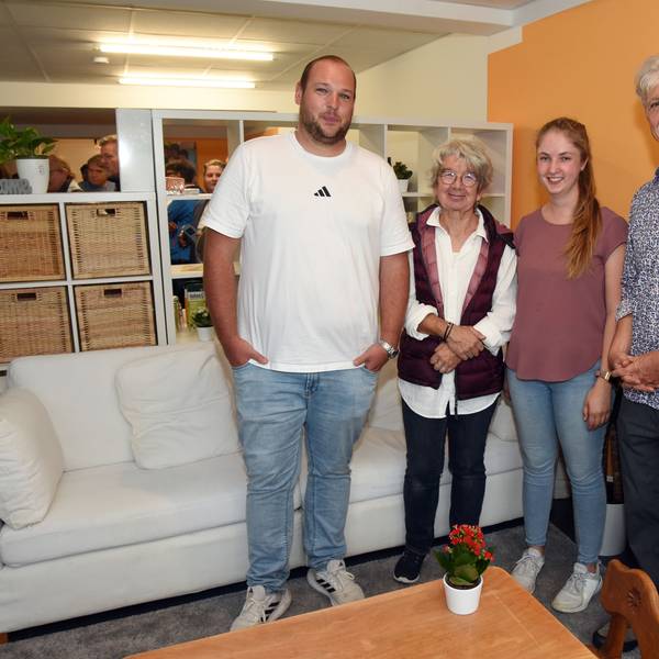 Sie sind in Morsbachs neuem Familienbüro des Internationalen Bundes anzutreffen (von links): Martin Langen aus Morsbach, Ulrike Madel aus Nümbrecht, Selina Jonuschat und Leiter Jörn Materne (beide aus Waldbröl).