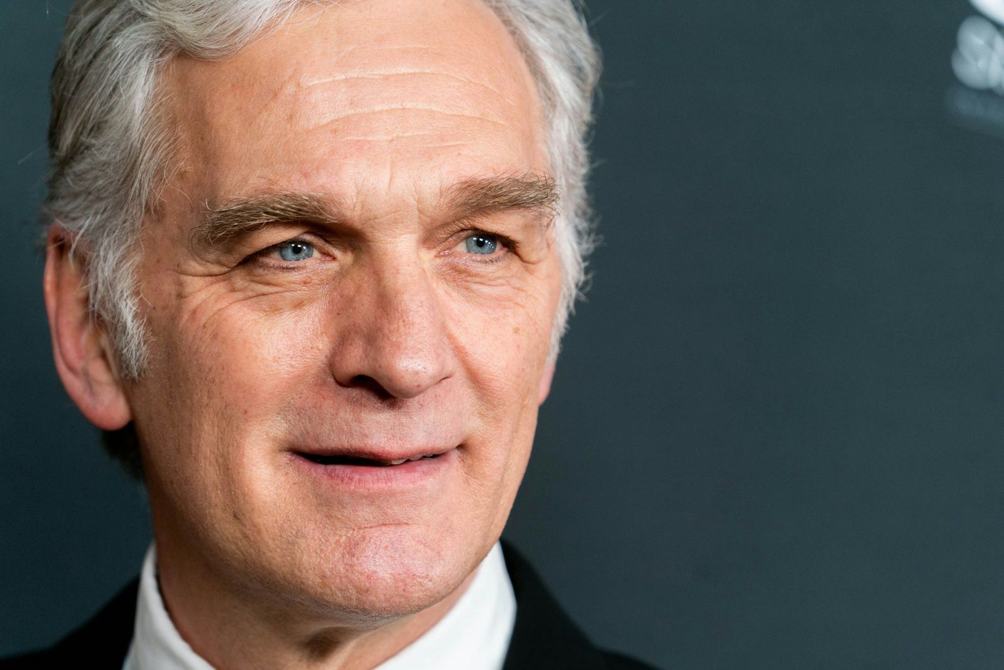 Walter Sittler wurde 1952 in Chicago geboren und hat die doppelte Staatsbürgerschaft. „Ich habe ich keine Heimat in dem Sinn, wie meine Frau sie hat. Vielleicht bin ich dadurch gefeit vor Nationalismus“, so der Schauspieler im Interview. (Bild: 2023 Getty Images/Thomas Niedermueller)