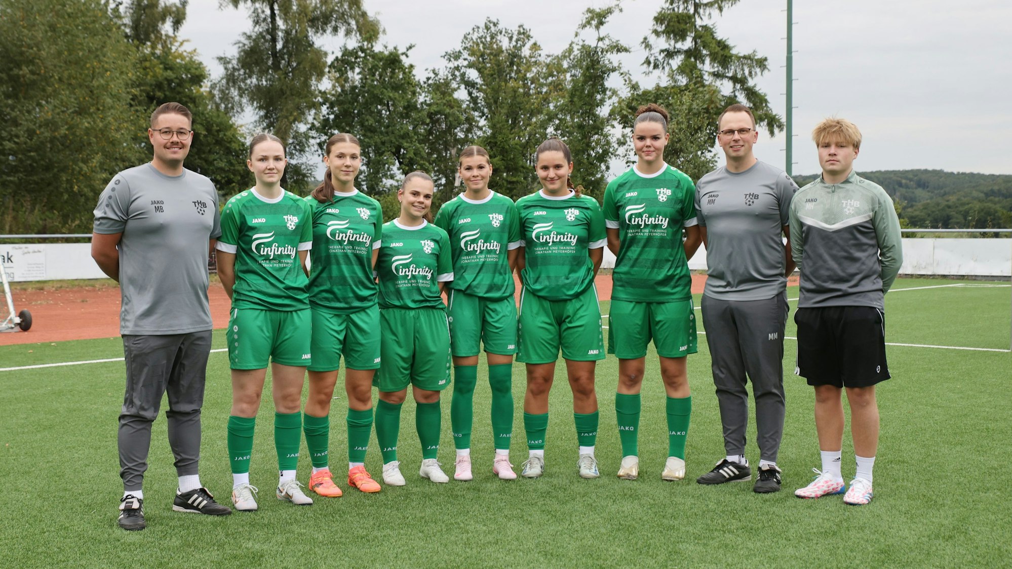 Gruppenbild mit Fußballerinnen und ihren Trainern