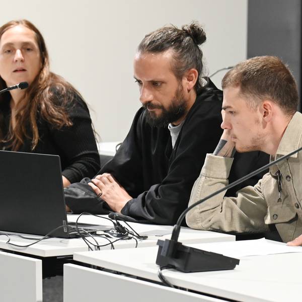 Die Aktivisten Judith Beadle und Fabian Beese neben einem Anwalt beim ersten Prozess im Amtsgericht.