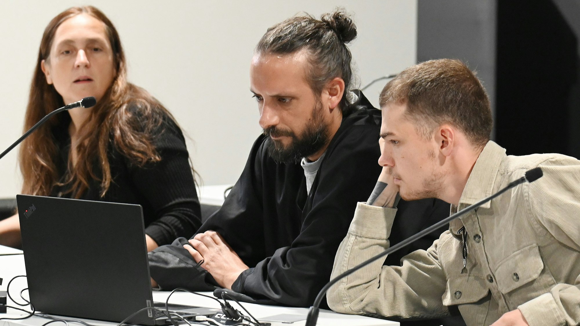 Die Klimaaktivisten mit Verteidiger Christian Gottschling beim ersten Prozess im Kölner Amtsgericht