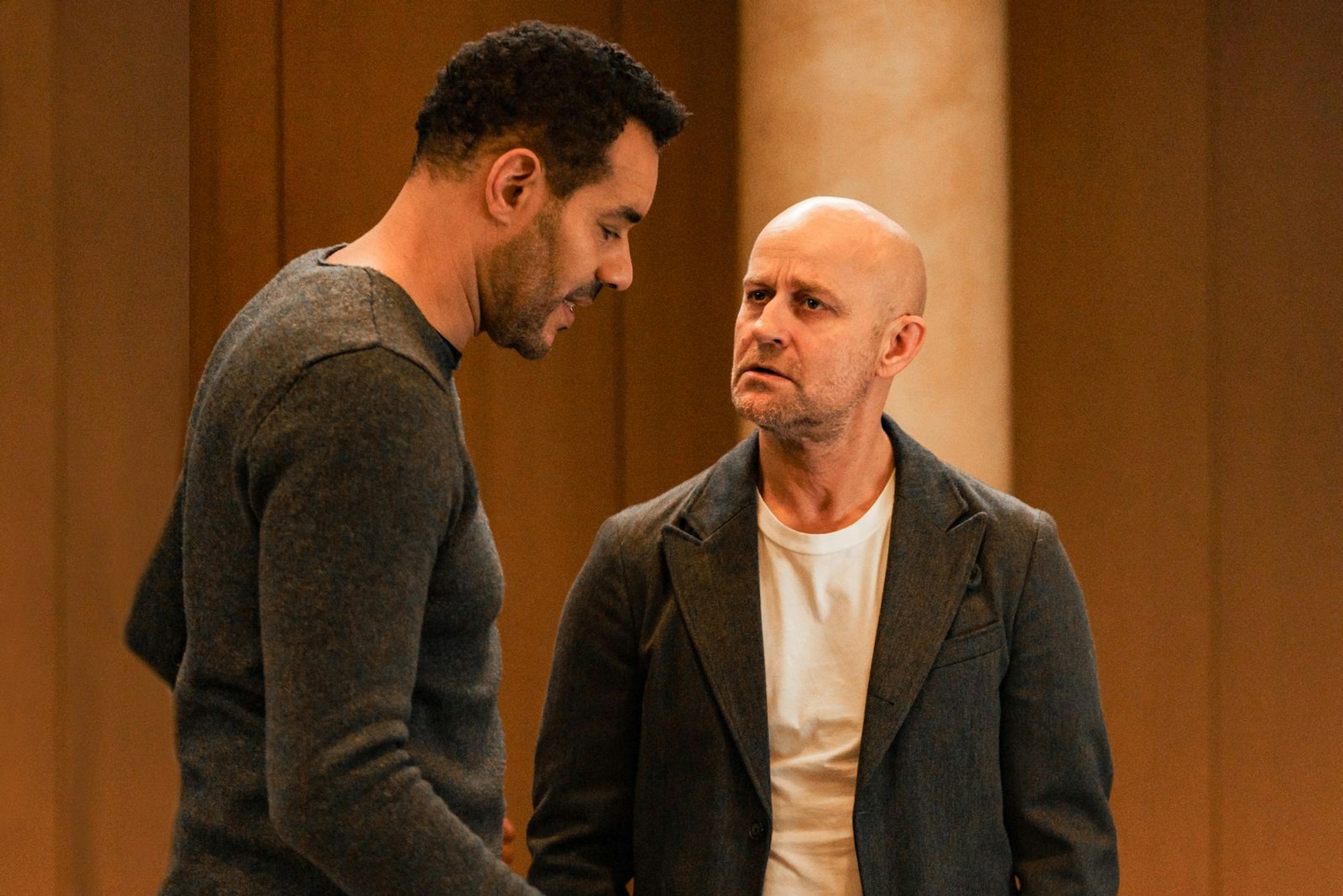 Jürgen Vogel (rechts) sucht Rat bei Agent Konstantin (Michael Klammer). (Bild: 2025 Walt Disney Company)