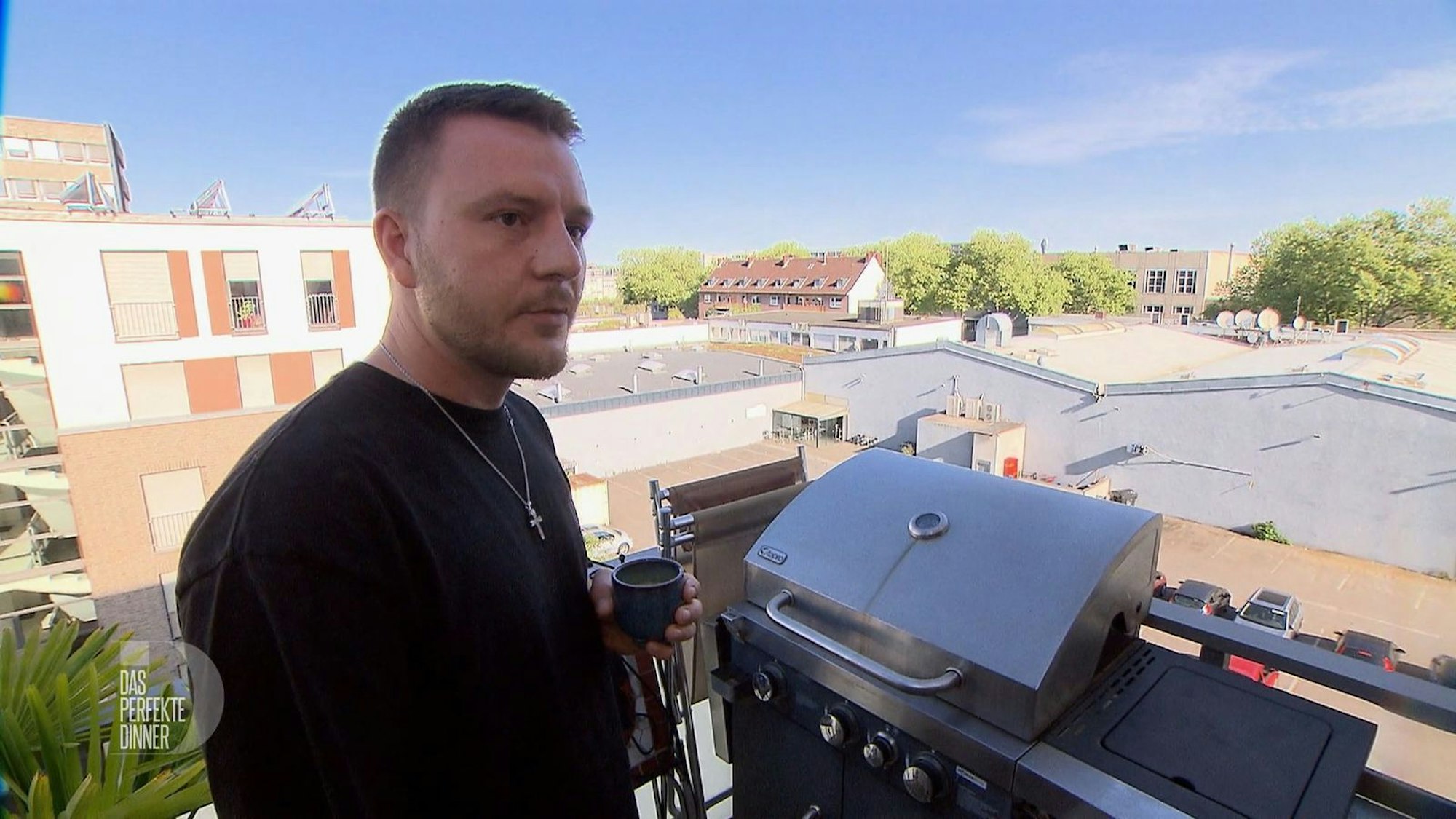 Am Grill will Yannik heute das Fleisch für den Hauptgang zubereiten.
(Bild: RTL)