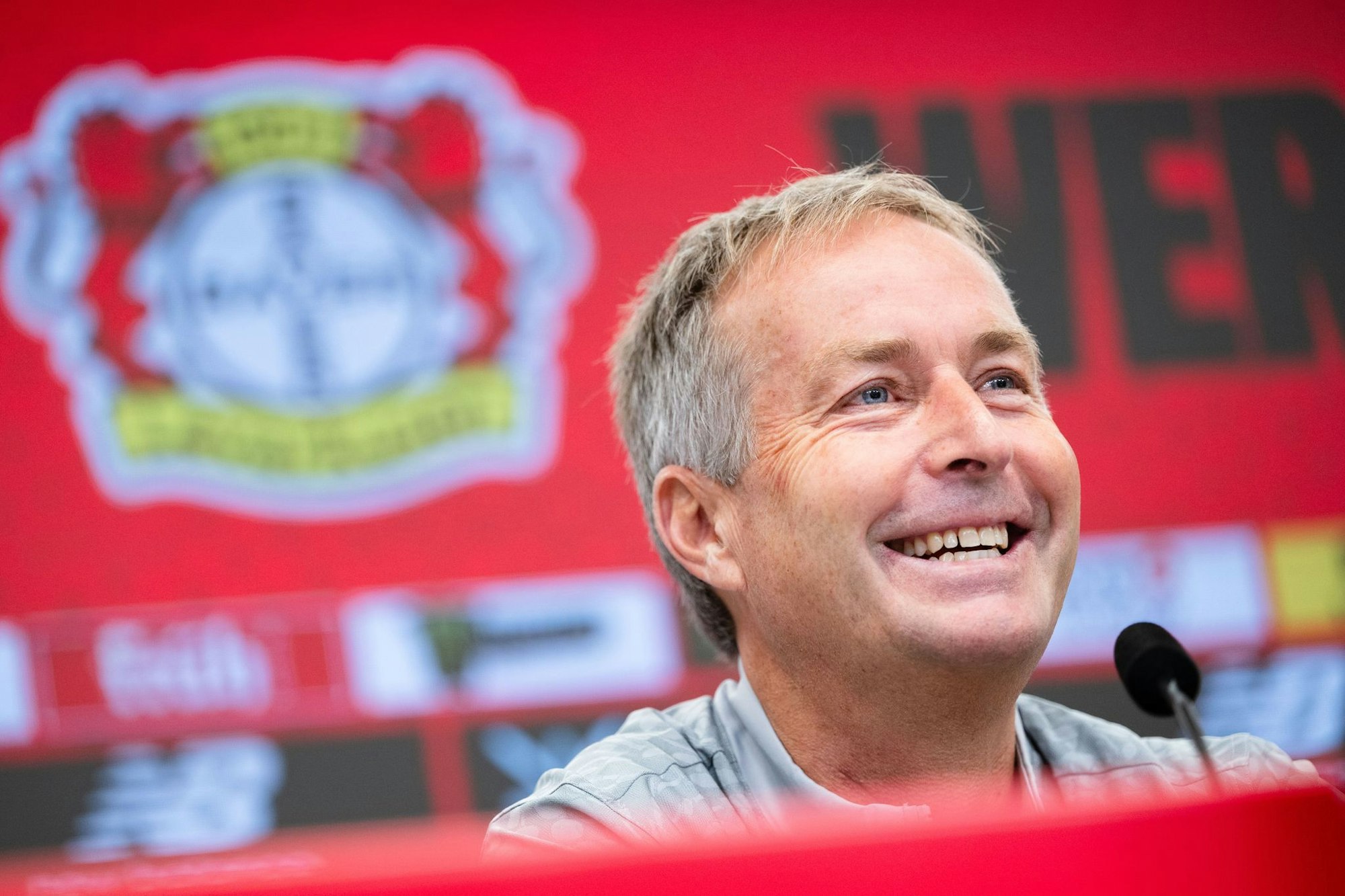 Souveräner Auftritt: Kasper Hjulmand bei seiner ersten Pressekonferenz als Leverkusen-Trainer.