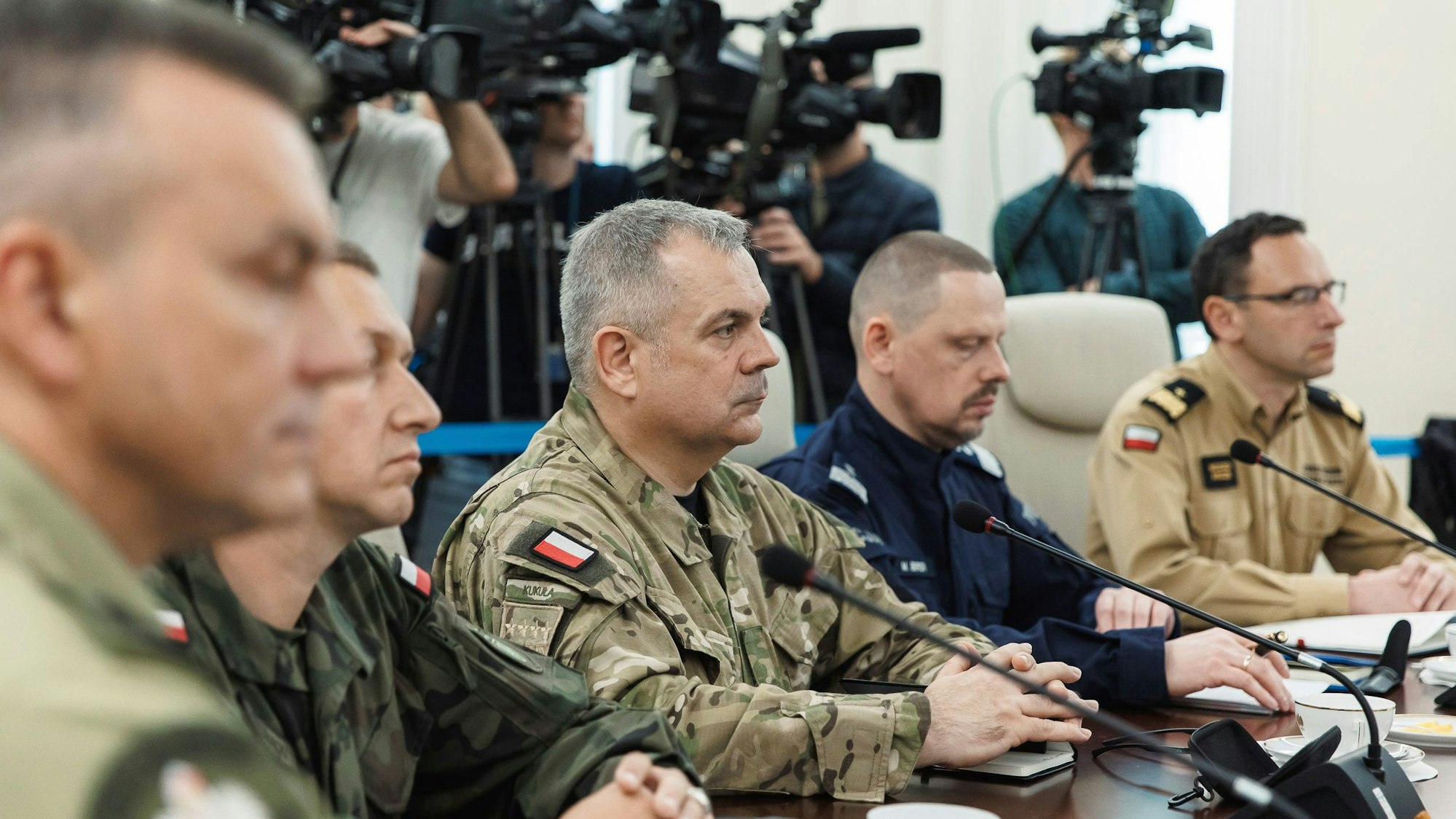 General Wieslaw Kukula, Mitte, Chef des Generalstabs der polnischen Streitkräfte, während einer außerordentlichen Regierungssitzung in der Kanzlei des Ministerpräsidenten nach der Verletzung des polnischen Luftraums während eines russischen Angriffs.