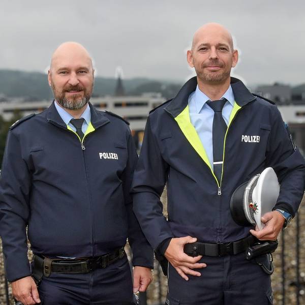 Die beiden Polizeioberkommissare Sven Larfeld (l.)und Carlo Toni stehen nebeneinander.