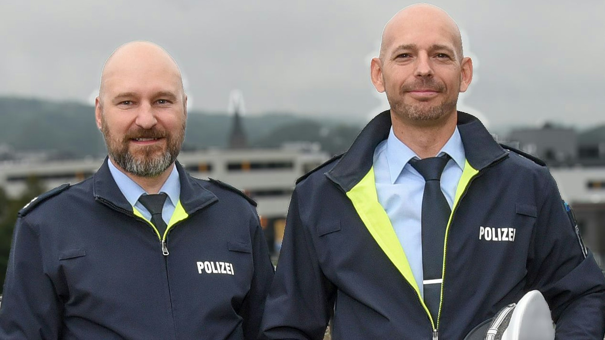 Die beiden Polizeioberkommissare Sven Larfeld (l.)und Carlo Toni stehen nebeneinander.