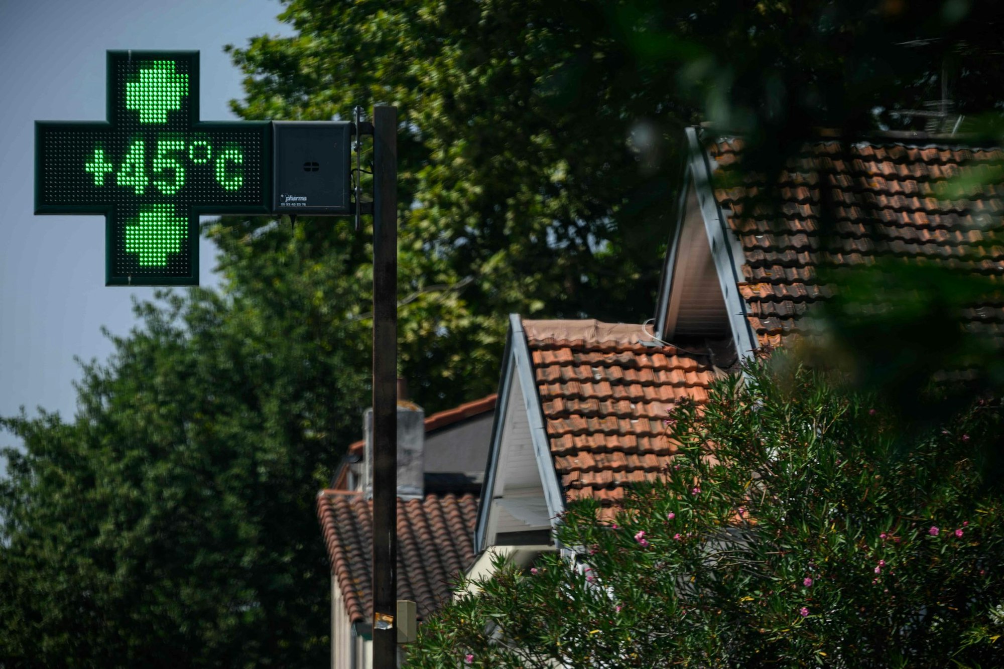 Während der Hitzewelle in Frankreich zeigt ein Apothekenschild eine Temperatur von 45 Grad in Toulouse im Südwesten des Landes an. (Archivbild)