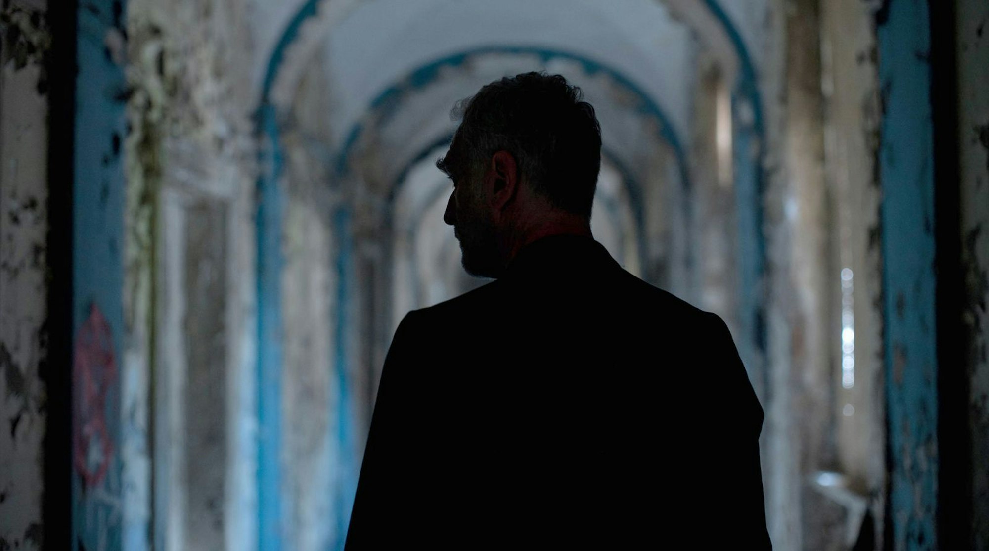 Philip Nabrow (Walter Sittler) erkennt, dass jemand die Tatwaffe bei ihm zu Hause versteckt hat. Doch ist das die Wahrheit oder eine der Sinnestäuschungen, von denen er seit einiger Zeit geplagt wird?
(Bild: ARD Degeto Film/Hager Moss Film GmbH)