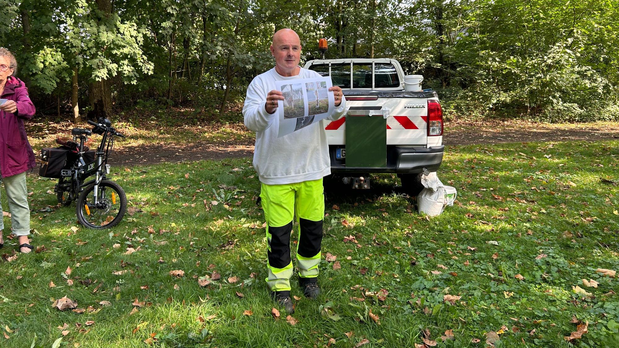Bei einer Informationsveranstaltung im Eicherhofpark gab Baumkontrolleur Oliver Heidelberg Einblicke in seine Arbeit.