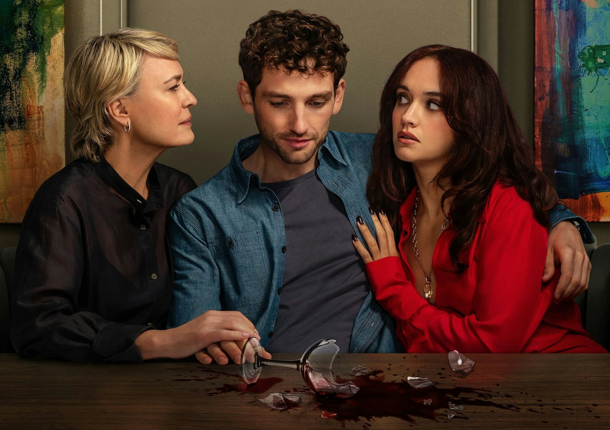 Es ist kompliziert, vor allem für Daniel (Laurie Davidson), um den sich in der fantastischen Miniserie „Das Gift der Seele“ seine Mutter Laura (Robin Wright, links) und seine neue Freundin Cherry (Olivia Cooke) heftig streiten. (Bild: © Amazon Content Services LLC / Christopher Raphael)