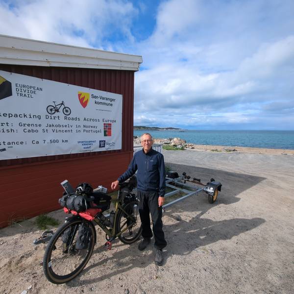 Angekommen am Polarmeer: Jörg Malsam aus Rösrath im norwegischen Grense Jakobselv am Ende seiner Radtour.