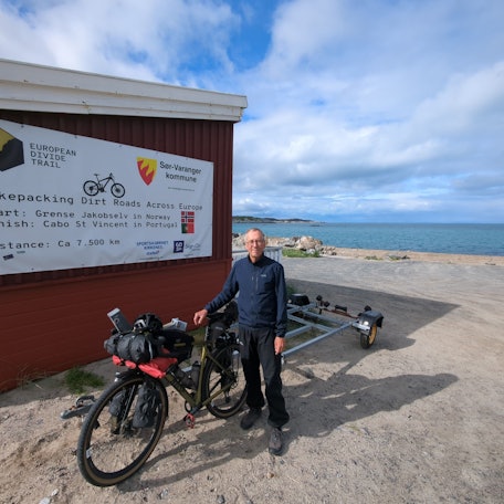 Angekommen am Polarmeer: Jörg Malsam aus Rösrath im norwegischen Grense Jakobselv am Ende seiner Radtour.